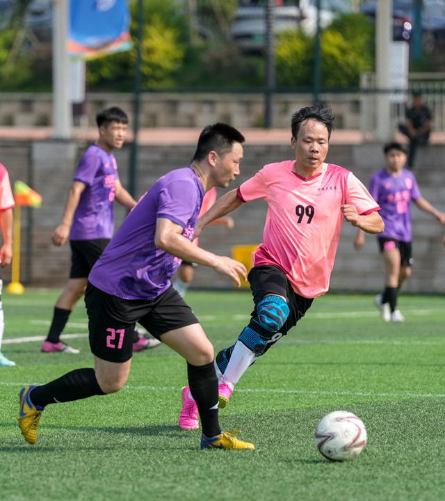 精彩的足球比赛在热火朝天的气氛中进行 精彩的足球比赛在热火朝天的气氛中进行