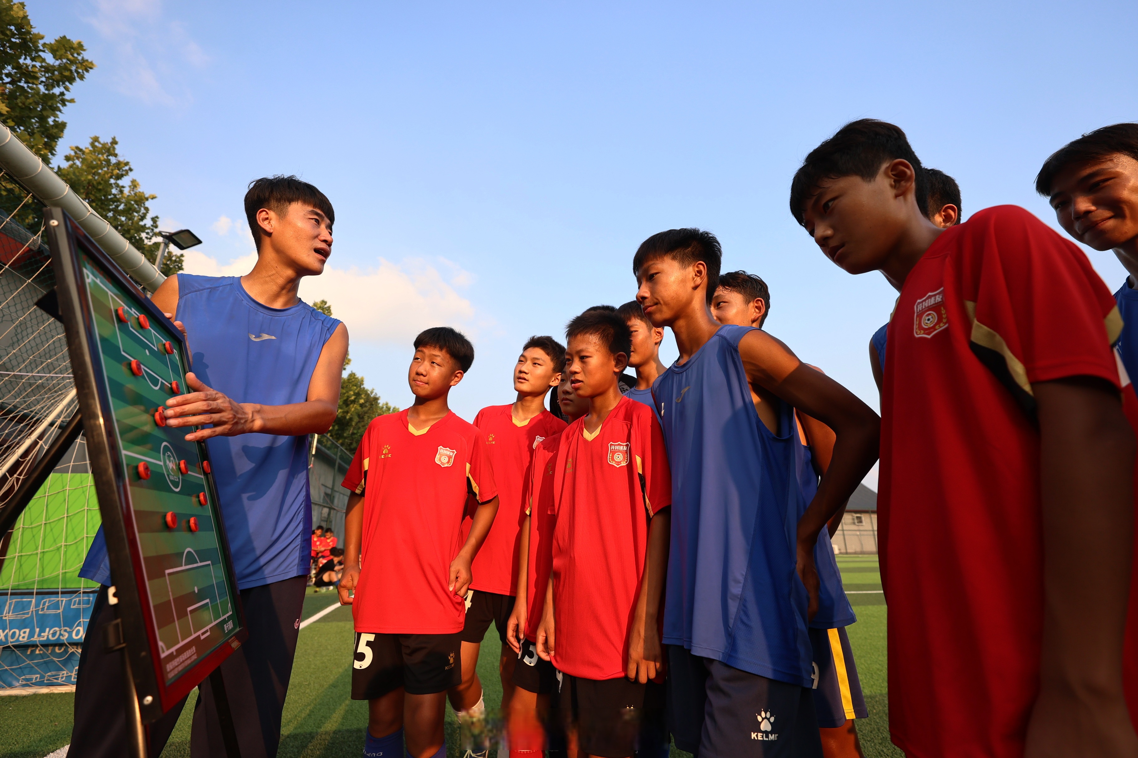 球员们在赛场上兢兢业业，为荣誉拼搏