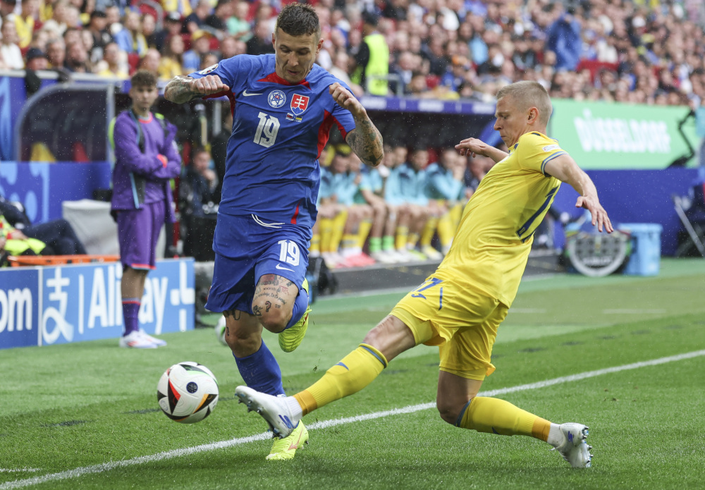 斯洛伐克队在欧国联比赛中险胜对手