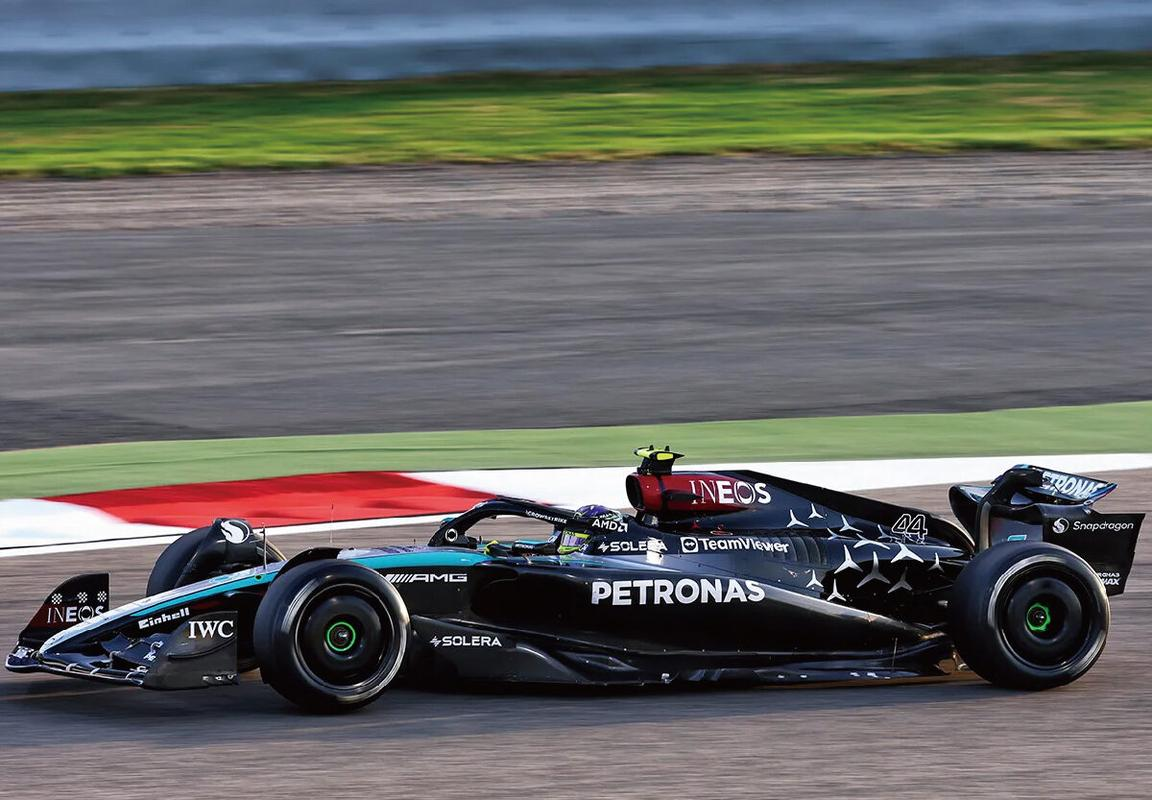 梅赛德斯完胜红牛车队,拉塞尔高光表现 梅赛德斯完胜红牛车队,拉塞尔高光表现